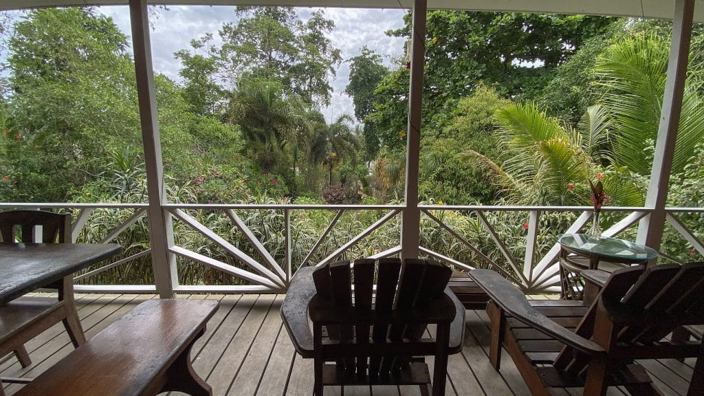 Beachfront bed and breakfast with 31 m of beach for sale at Bluff Beach, Isla Colón — photo 16