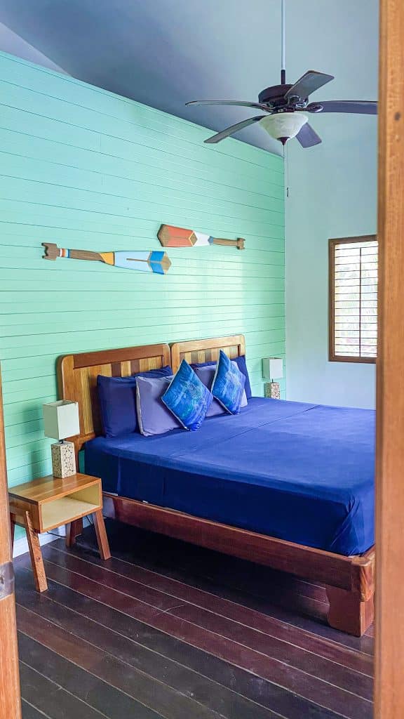 Beachfront bed and breakfast with 31 m of beach for sale at Bluff Beach, Isla Colón — photo 17