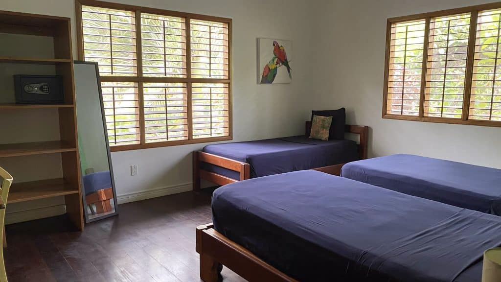 Beachfront bed and breakfast with 31 m of beach for sale at Bluff Beach, Isla Colón — photo 18