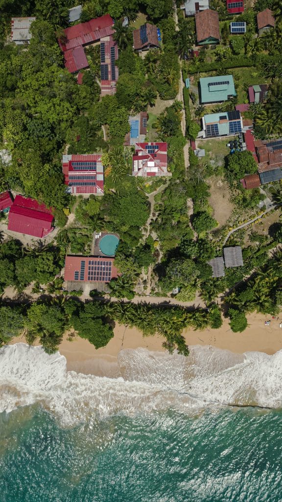 Beachfront bed and breakfast with 31 m of beach for sale at Bluff Beach, Isla Colón — photo 19