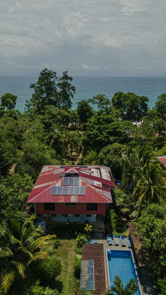 Beachfront bed and breakfast with 31 m of beach for sale at Bluff Beach, Isla Colón — photo 20