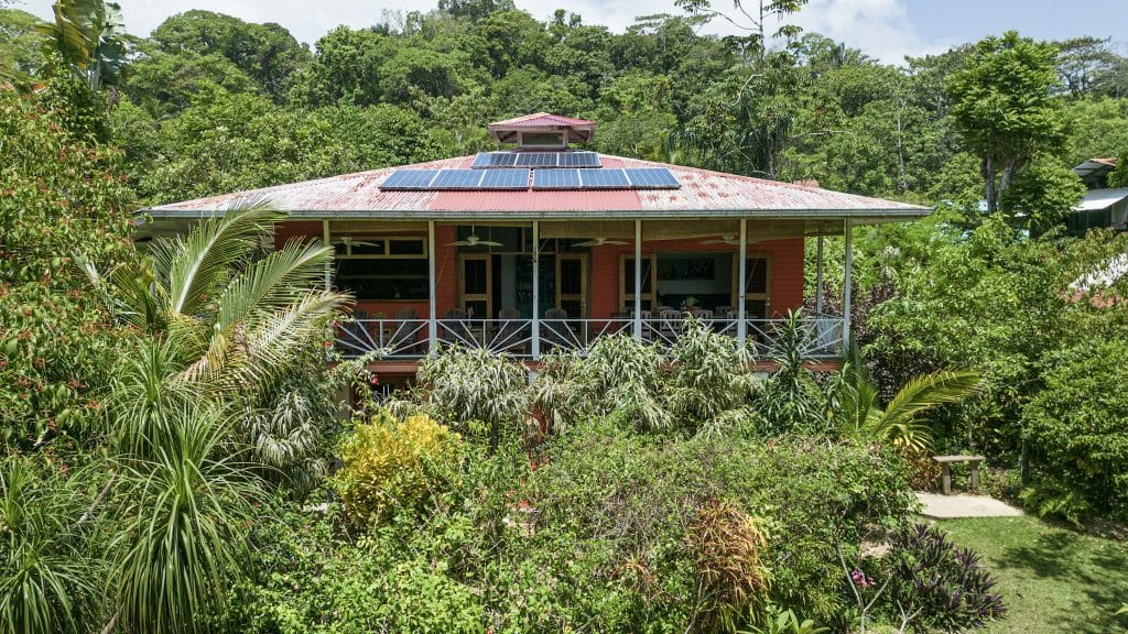 Beachfront bed and breakfast with 31 m of beach for sale at Bluff Beach, Isla Colón — photo 21