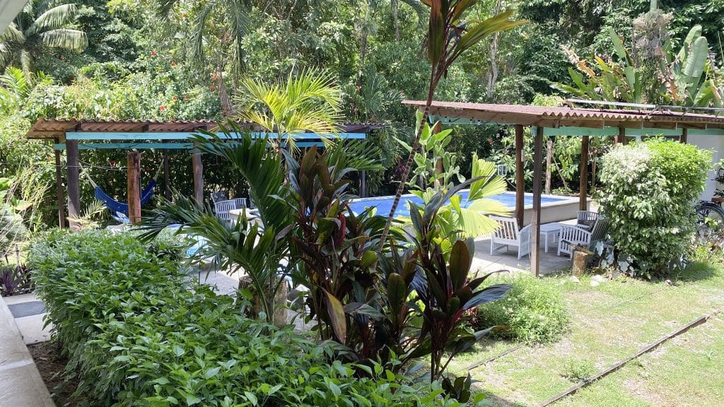Beachfront bed and breakfast with 31 m of beach for sale at Bluff Beach, Isla Colón — photo 22