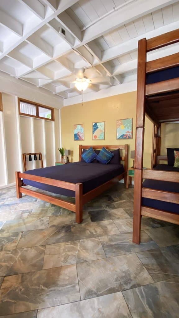 Beachfront bed and breakfast with 31 m of beach for sale at Bluff Beach, Isla Colón — photo 23