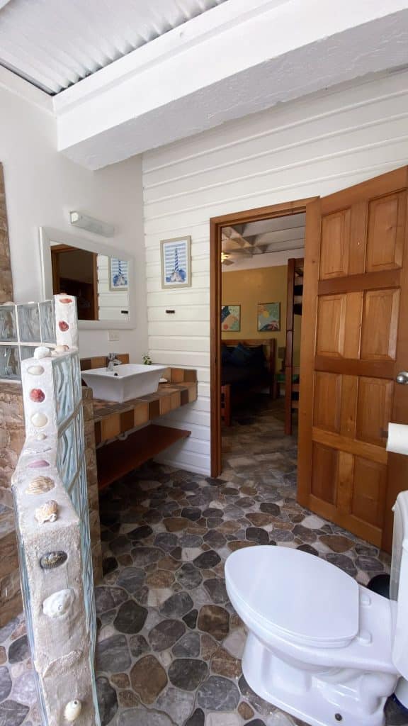 Beachfront bed and breakfast with 31 m of beach for sale at Bluff Beach, Isla Colón — photo 25