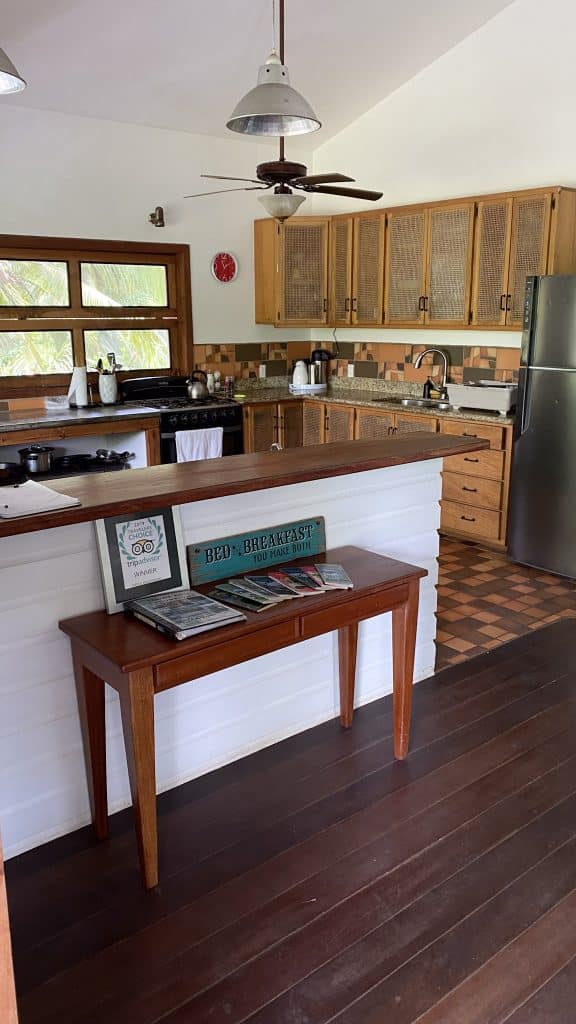 Beachfront bed and breakfast with 31 m of beach for sale at Bluff Beach, Isla Colón — photo 27