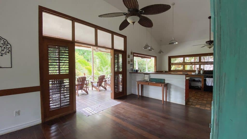 Beachfront bed and breakfast with 31 m of beach for sale at Bluff Beach, Isla Colón — photo 28