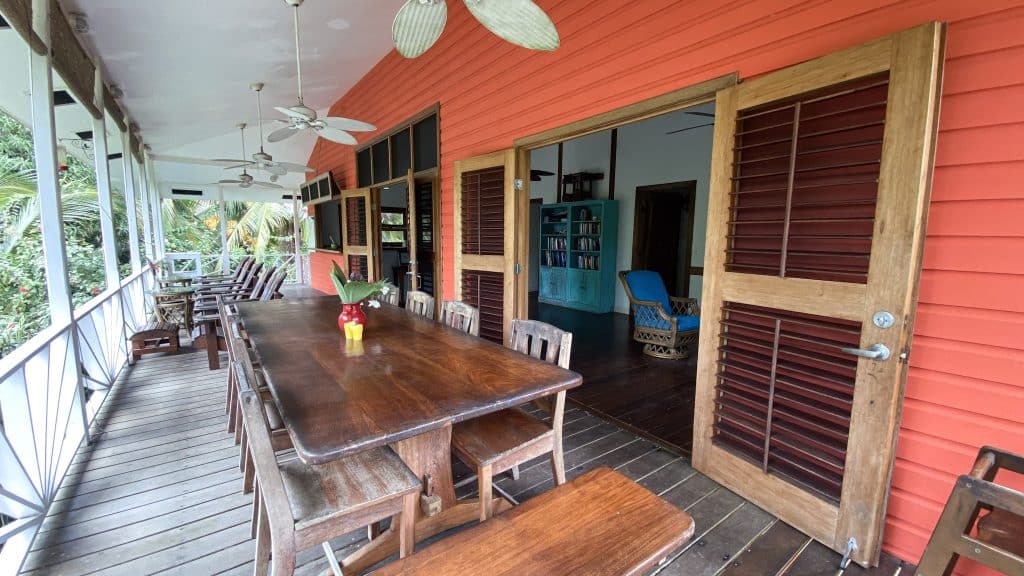 Beachfront bed and breakfast with 31 m of beach for sale at Bluff Beach, Isla Colón — photo 29