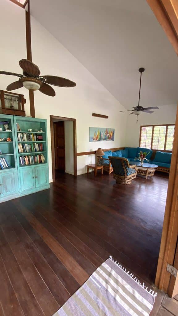 Beachfront bed and breakfast with 31 m of beach for sale at Bluff Beach, Isla Colón — photo 30