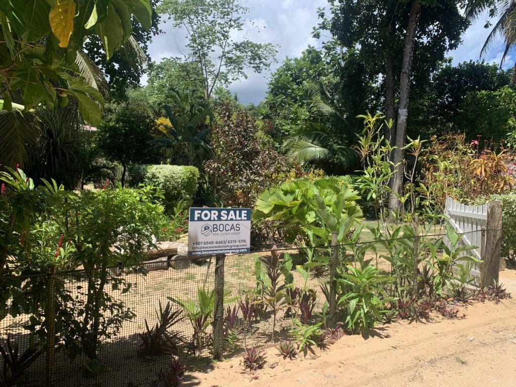 Beachfront bed and breakfast with 31 m of beach for sale at Bluff Beach, Isla Colón — photo 10