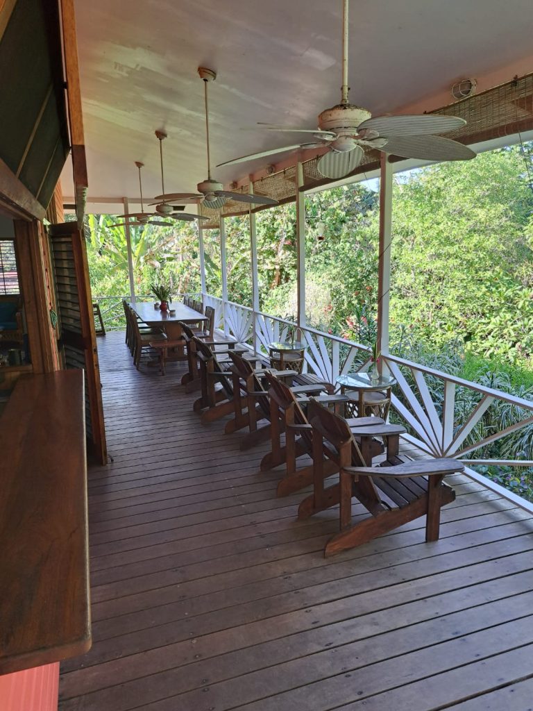 Beachfront bed and breakfast with 31 m of beach for sale at Bluff Beach, Isla Colón — photo 2