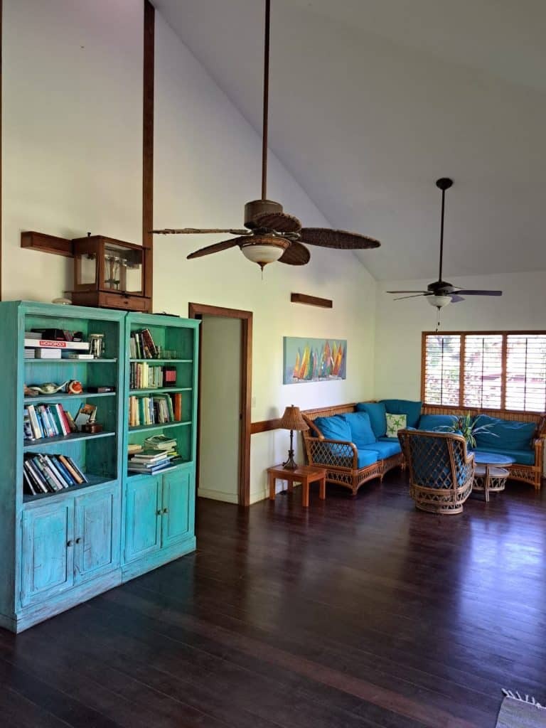 Beachfront bed and breakfast with 31 m of beach for sale at Bluff Beach, Isla Colón — photo 3