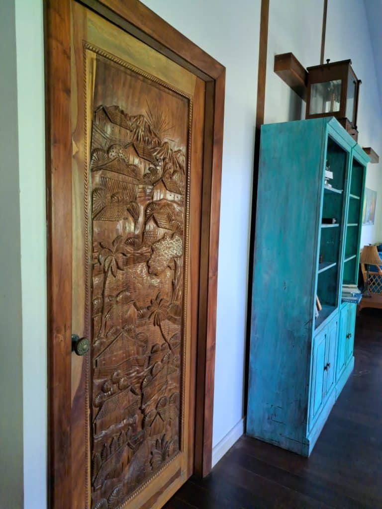 Beachfront bed and breakfast with 31 m of beach for sale at Bluff Beach, Isla Colón — photo 4