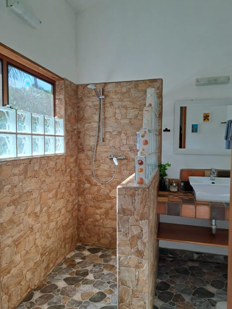 Beachfront bed and breakfast with 31 m of beach for sale at Bluff Beach, Isla Colón — photo 5