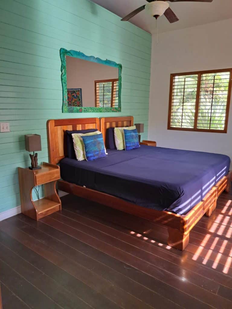 Beachfront bed and breakfast with 31 m of beach for sale at Bluff Beach, Isla Colón — photo 6