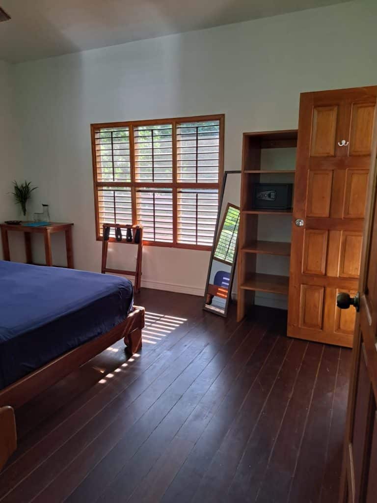 Beachfront bed and breakfast with 31 m of beach for sale at Bluff Beach, Isla Colón — photo 7