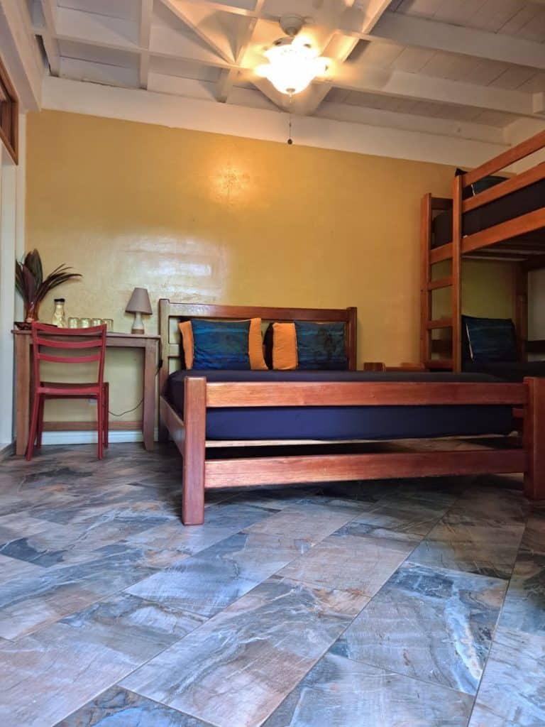 Beachfront bed and breakfast with 31 m of beach for sale at Bluff Beach, Isla Colón — photo 8